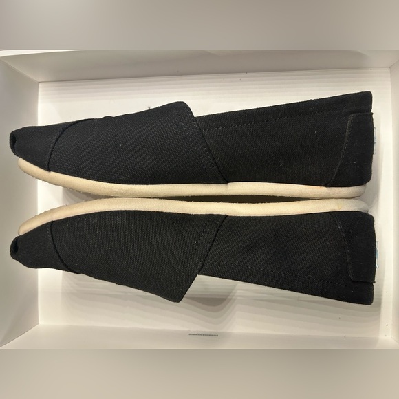 Tom’s Classic Black Canvas - Picture 2 of 5